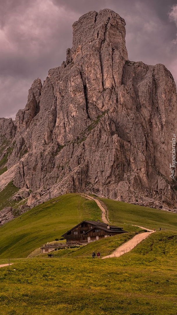 Dom przy drodze na przełęczy Passo di Giau