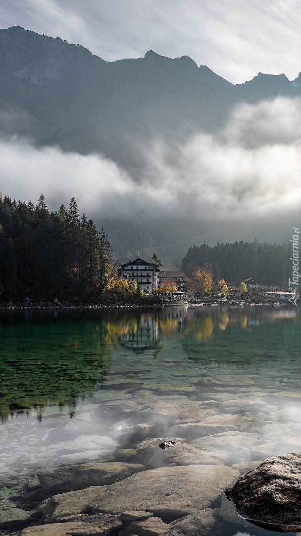 Dom przy lesie nad jeziorem Eibsee