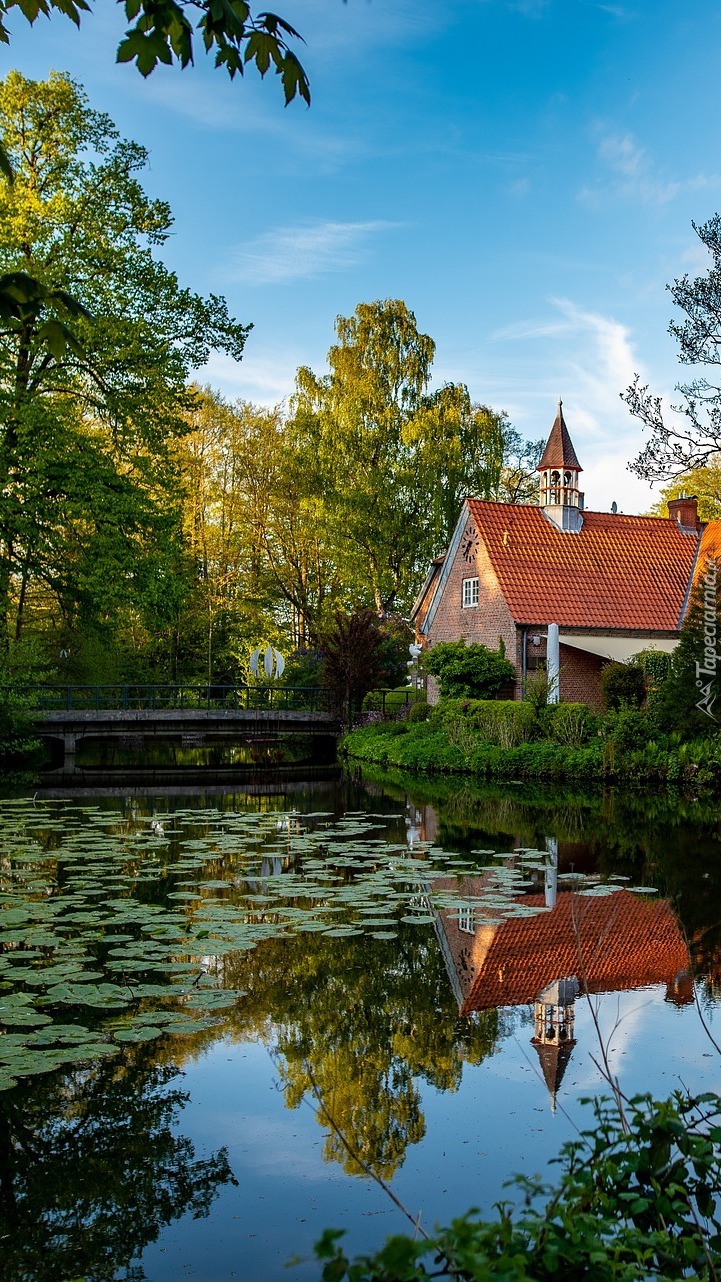 Dom przy moście nad stawem