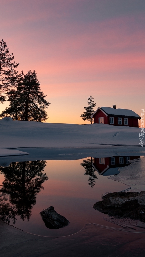 Dom w śniegu nad jeziorem Vaeleren