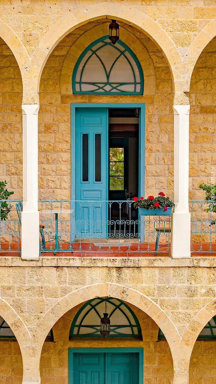 Dom z niebieskimi drzwiami