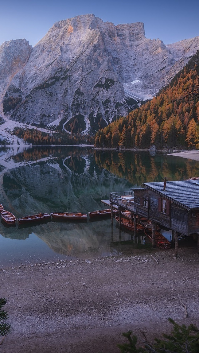 Domek i łódki na jeziorze Pragser Wildsee