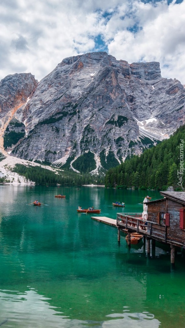 Domek na pomoście nad jeziorem Pragser Wildsee