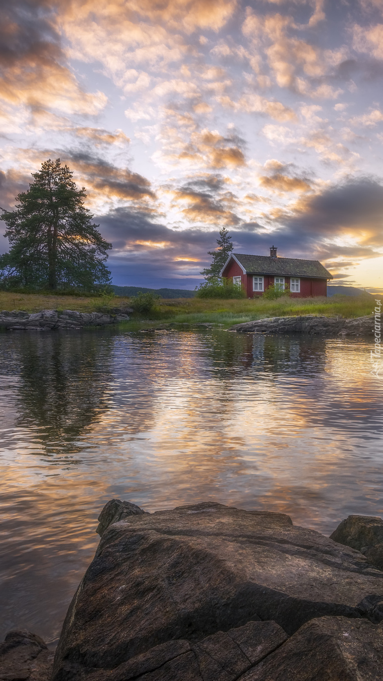 Domek nad jeziorem Vaeleren w Norwegii