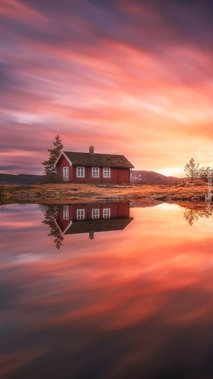 Domek nad jeziorem w Norwegii