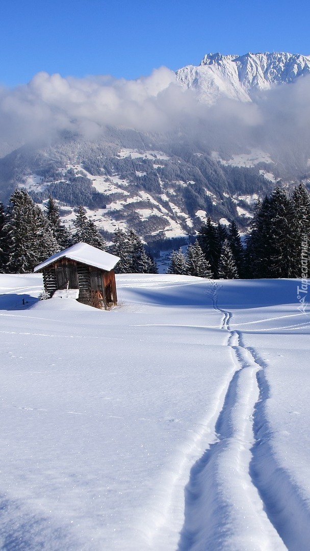 Domek w górach zimą