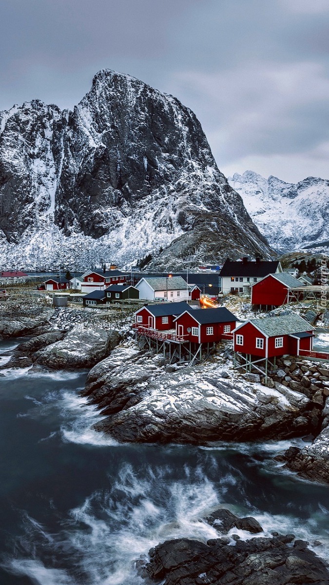 Domki na skalistym wybrzeżu Norwegii