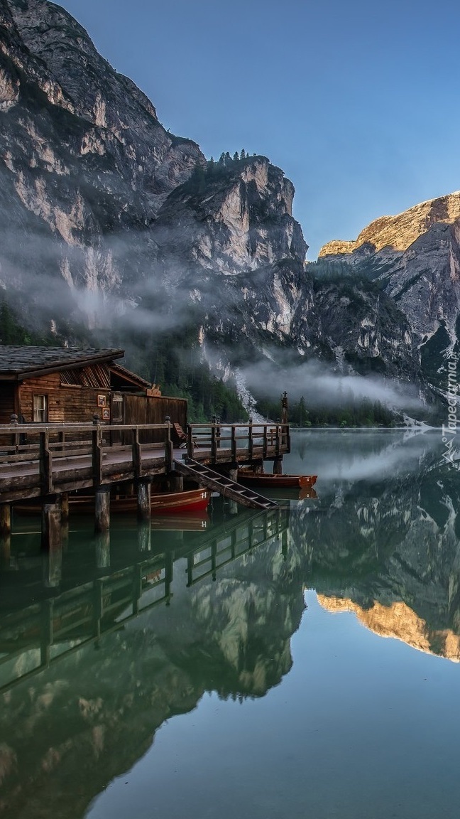 Domki nad jeziorem Braies w Dolomitach