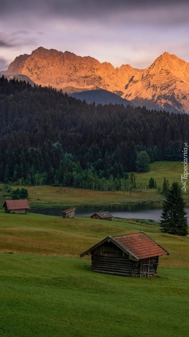 Domki nad jeziorem i góry Karwendel