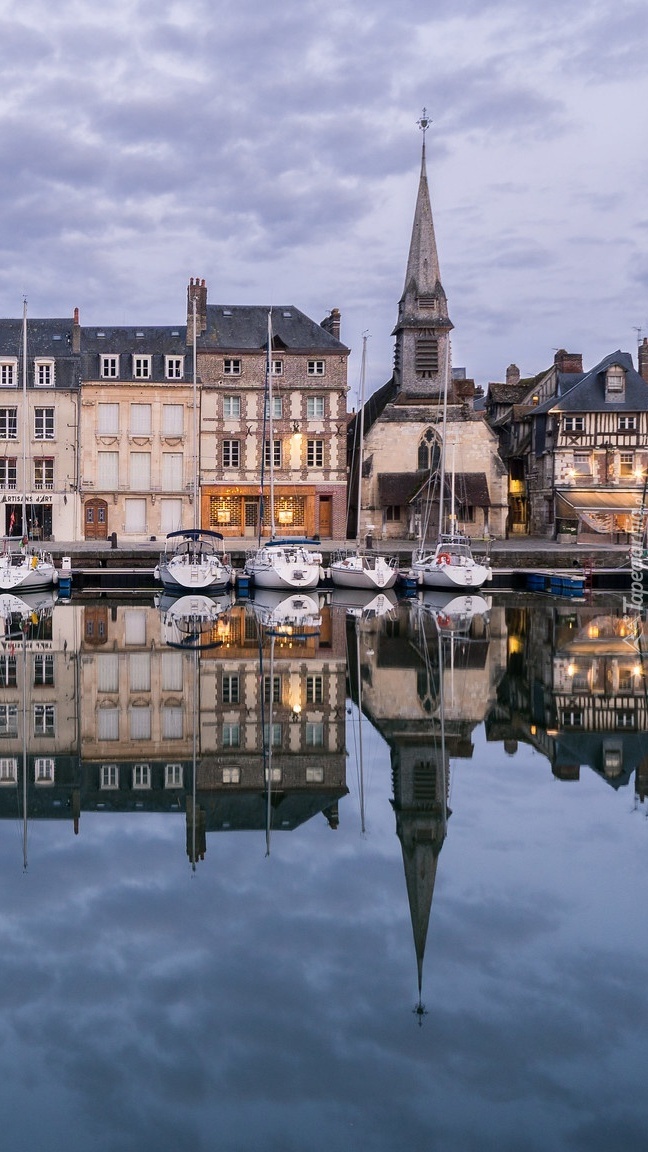 Domy i jachty w Honfleur nad Sekwaną