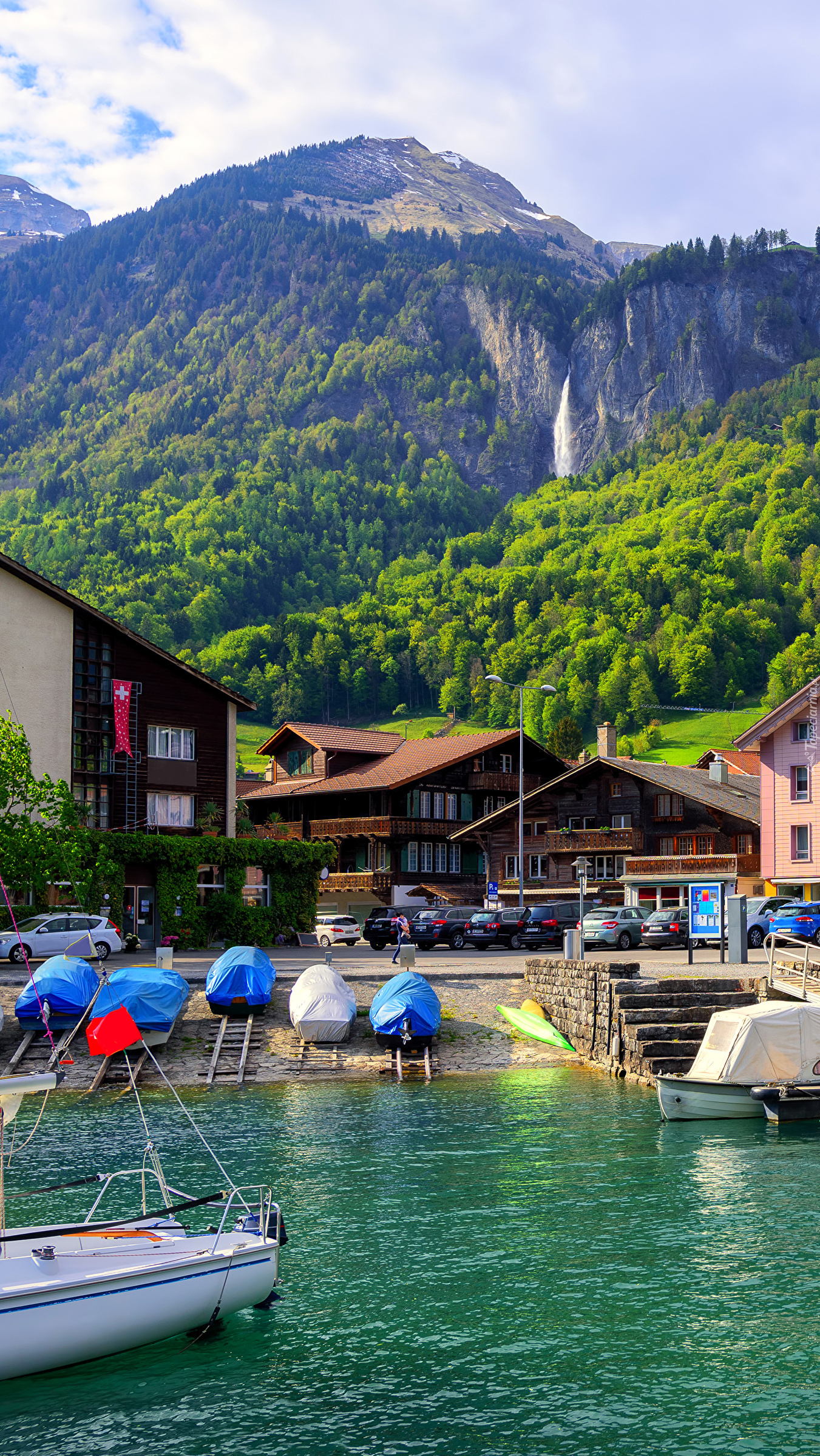 Domy i łódki w przystani w Interlaken