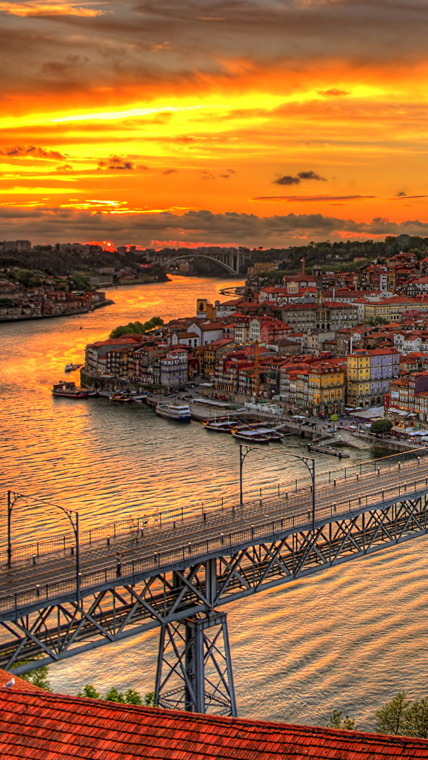 Domy i most nad rzeką Duero w Porto