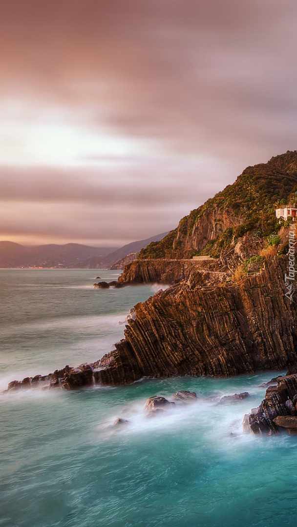 Domy na skalistym wybrzeżu we Włoszech
