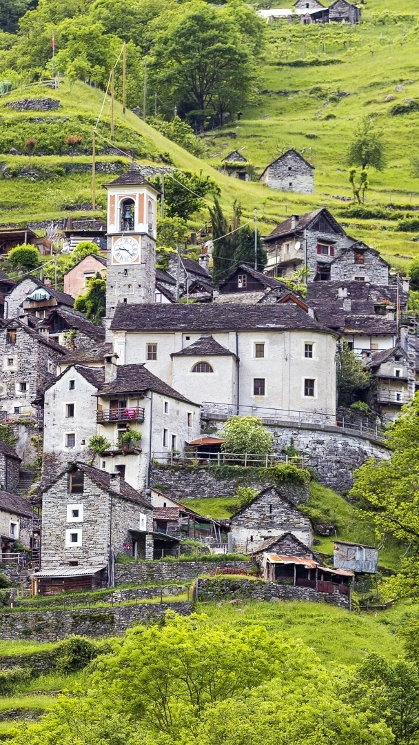 Domy na wzgórzu w Corippo