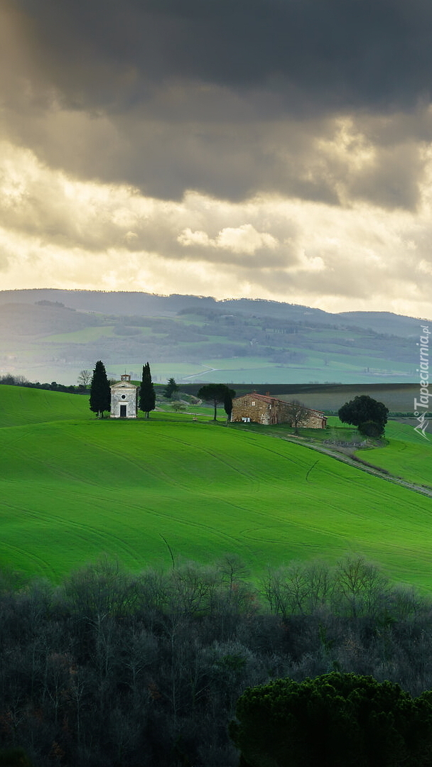 Domy na zielonych wzgórzach Toskanii