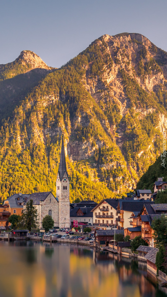 Domy nad jeziorem Hallstattersee