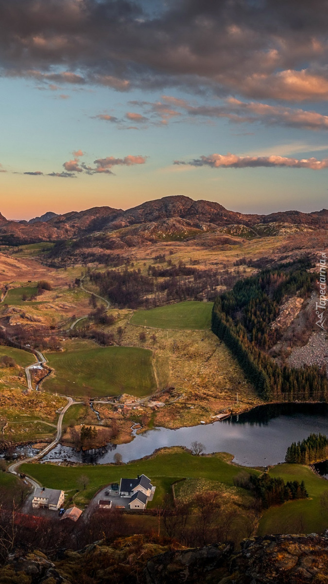 Domy nad rzeką w górach