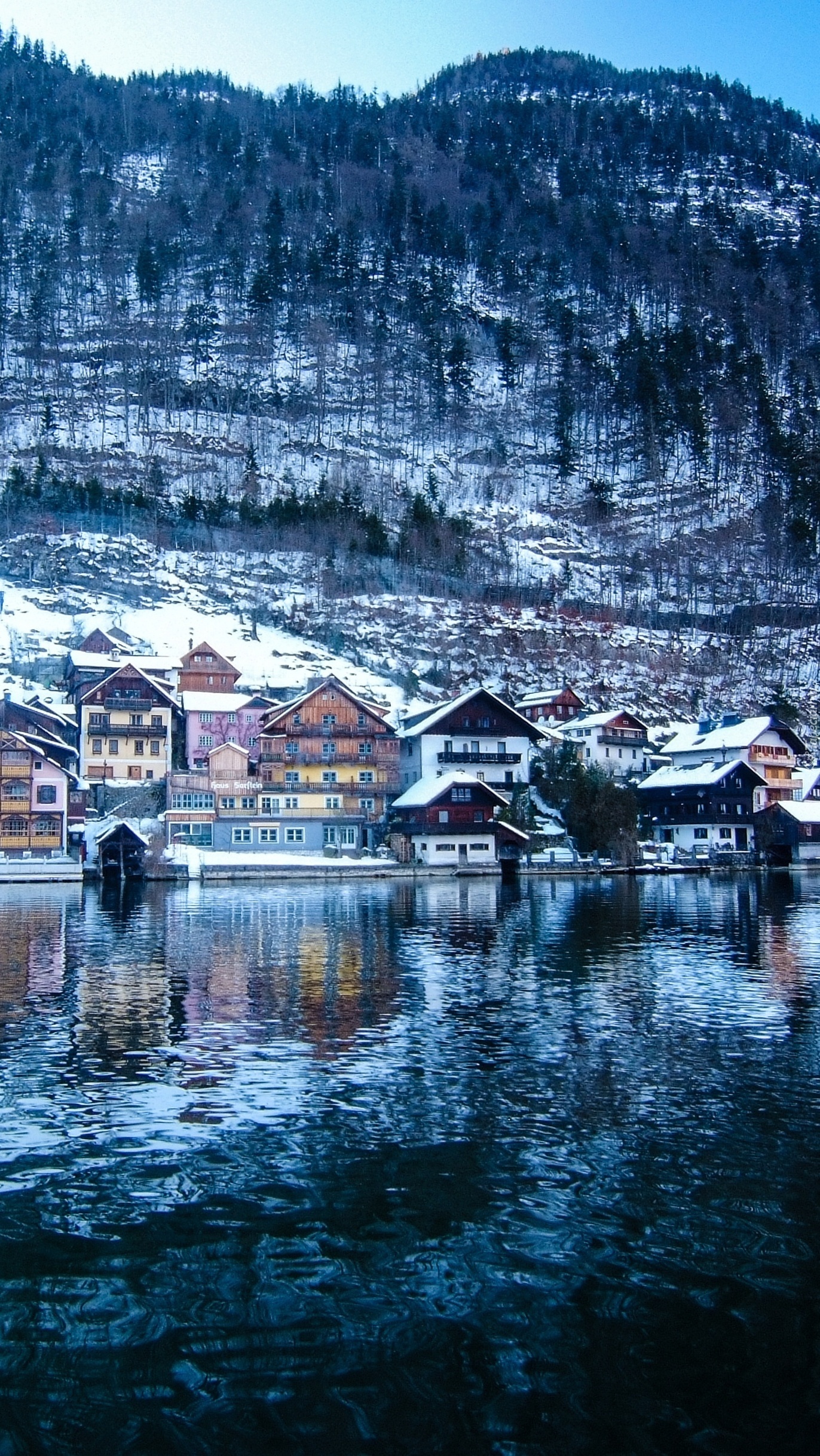 Domy u podnóża gór w Austrii