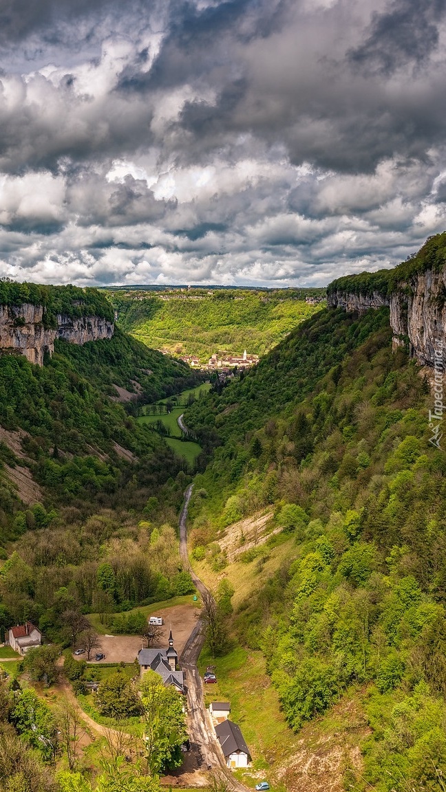 Domy w dolinie gór Jura we Francji