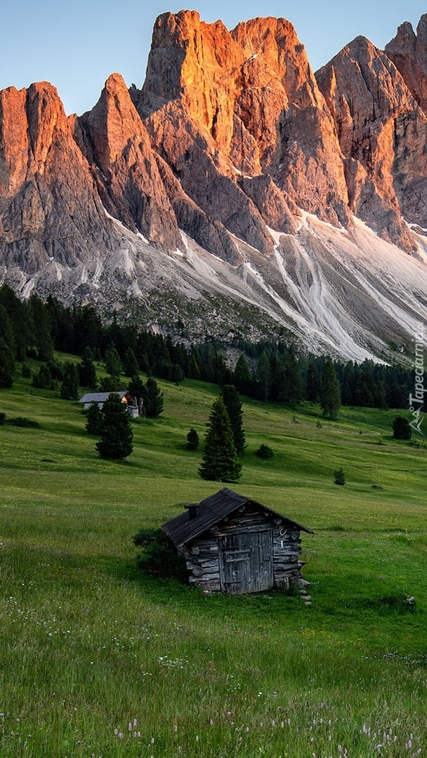 Domy w dolinie Val Gardena na tle Dolomitów