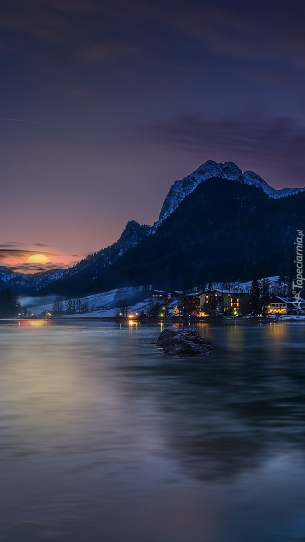 Domy w górach nad jeziorem Hintersee