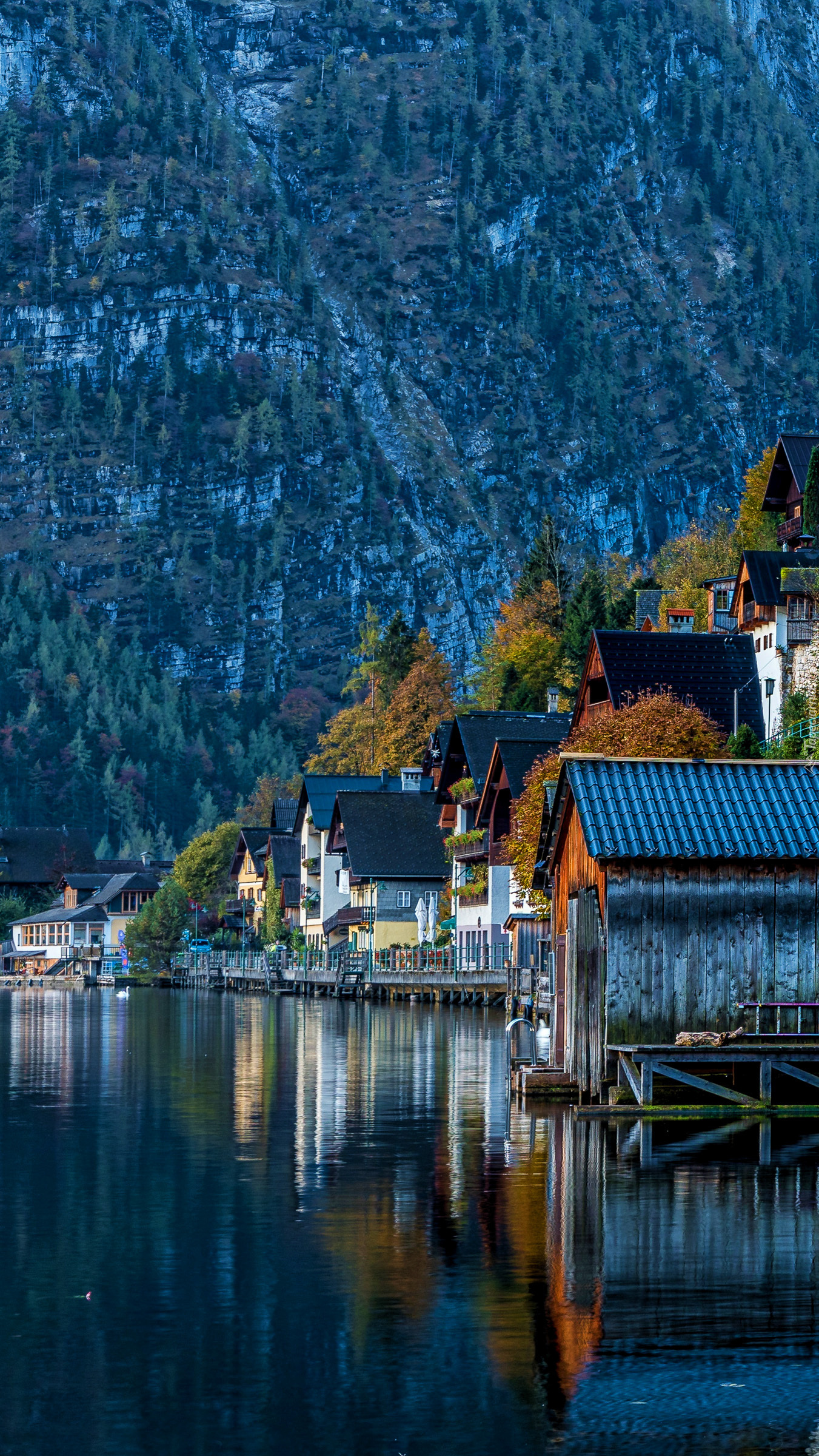 Domy w Hallstatt na tle Alp Salzburskich