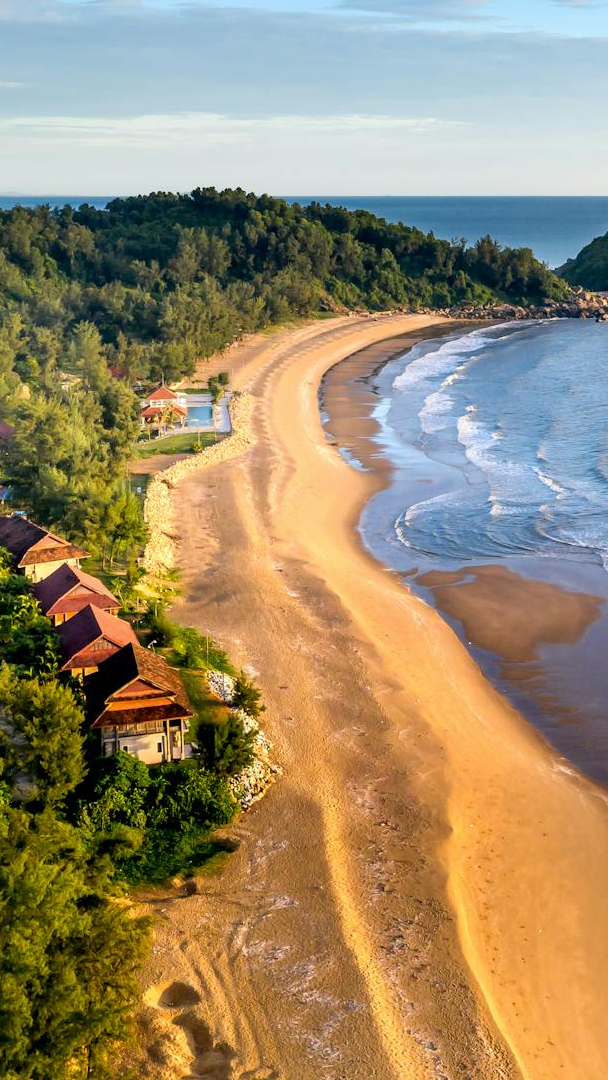 Domy wśród drzew przy morskiej plaży
