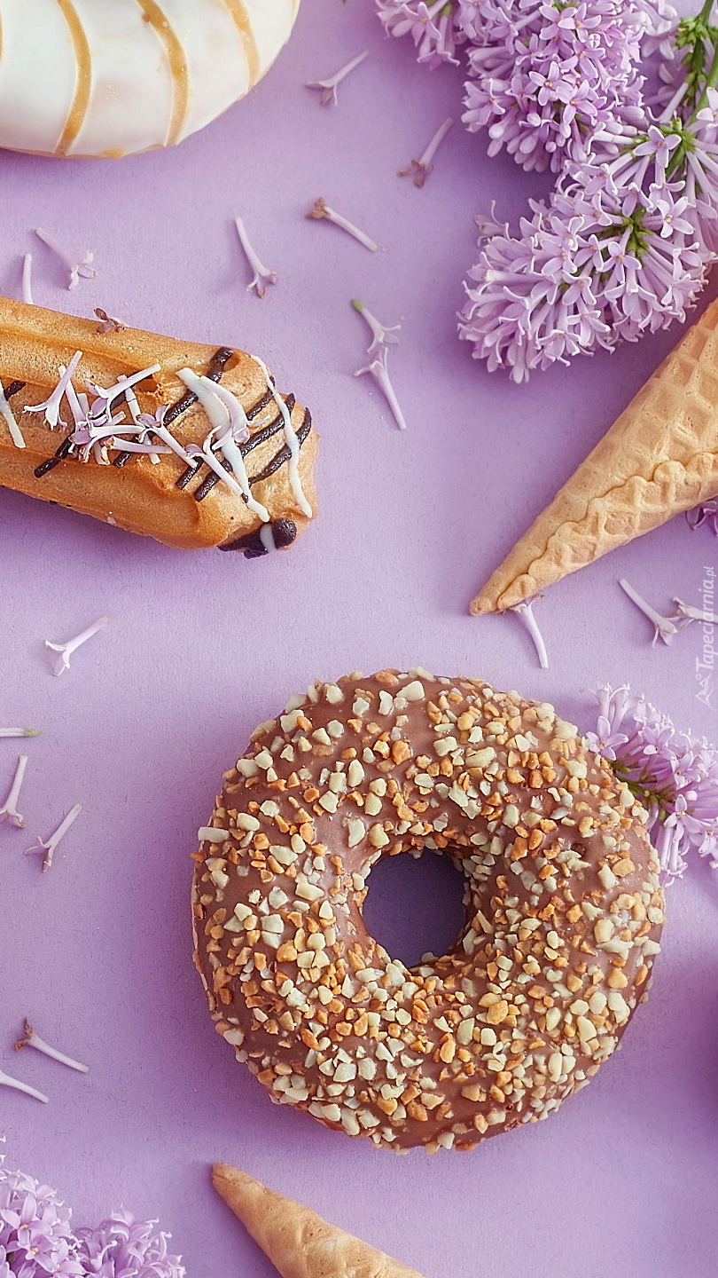 Donut z eklerem pośród bzu