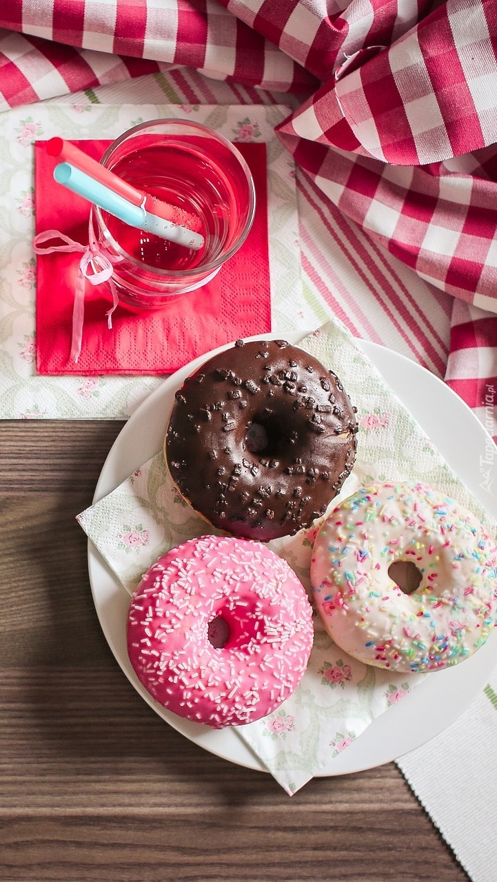 Donuty i napój ze słomkami