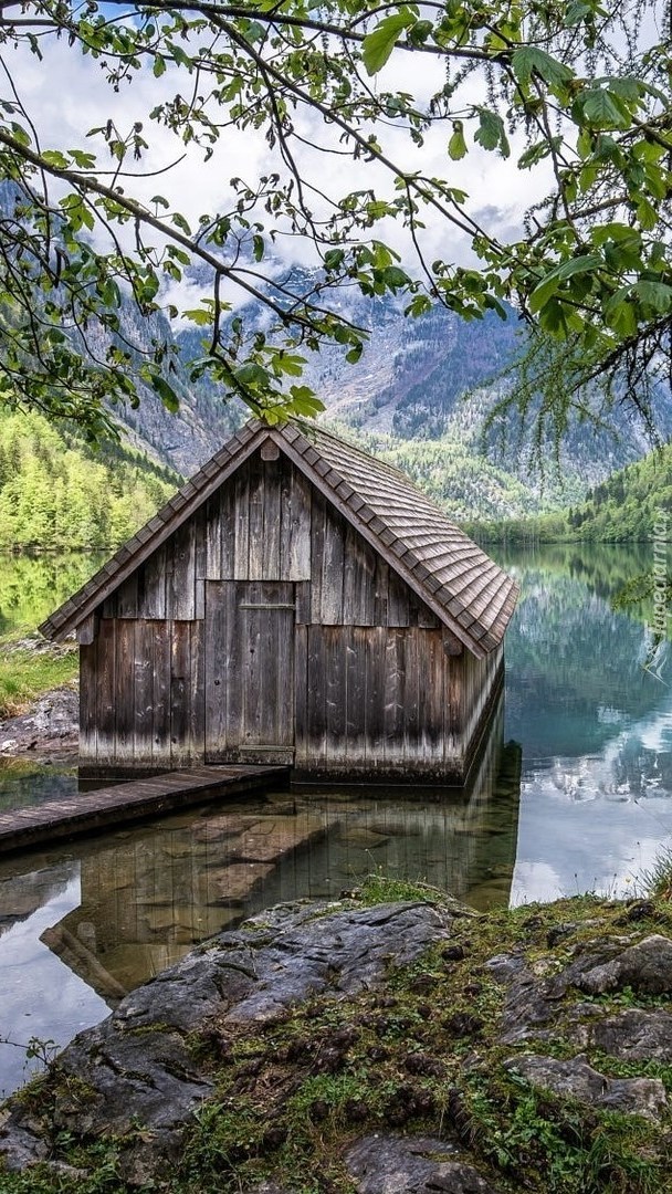 Drewniana chata na jeziorze