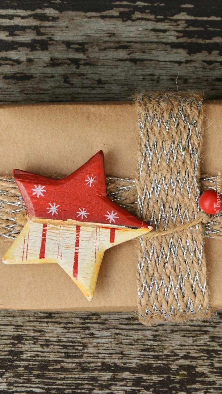 Drewniana gwiazdka jako dekoracja prezentu