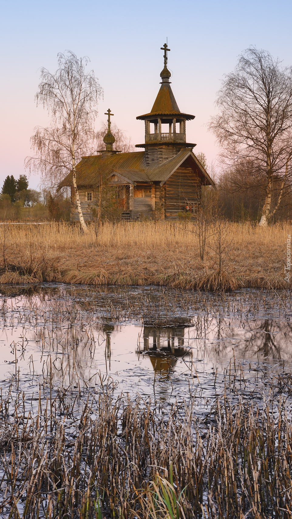 Drewniana kaplica nad jeziorem Onega