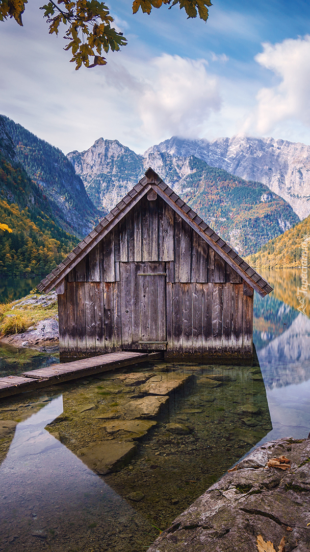 Drewniana szopa na jeziorze Obersee
