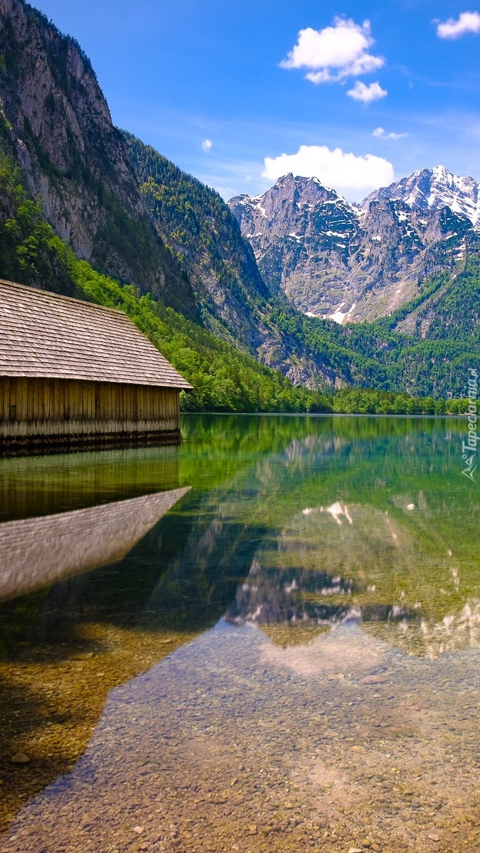 Drewniana szopa nad jeziorem Obersee