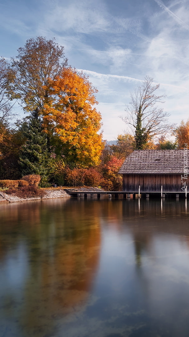 Drewniana szopa nad jeziorem Traunsee