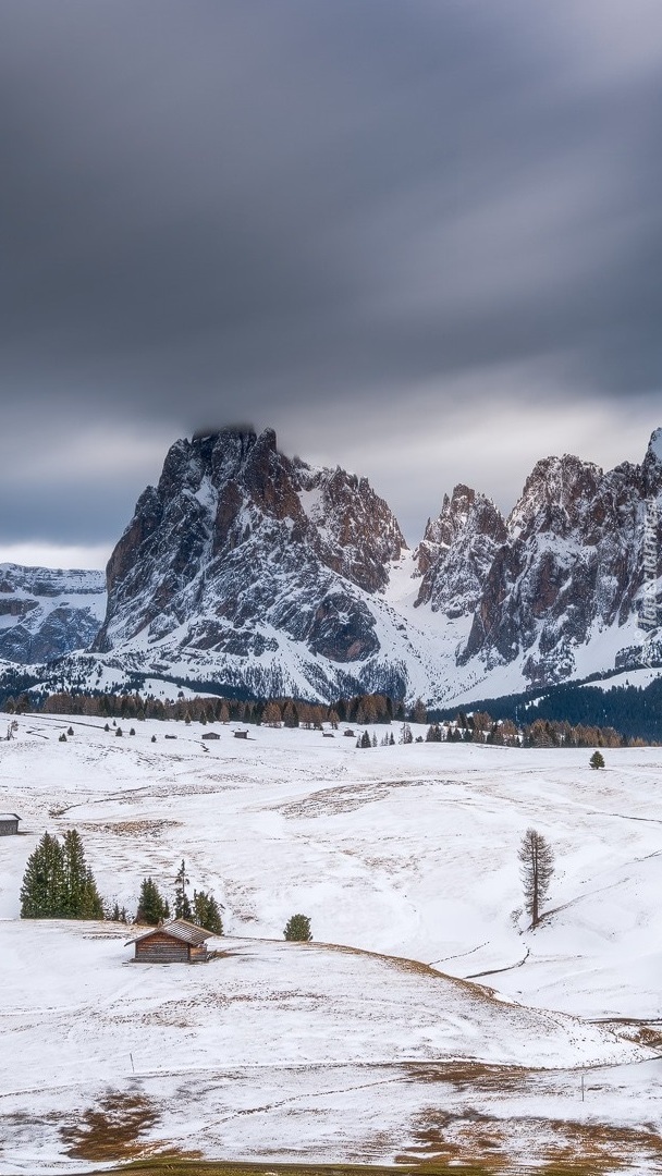 Drewniane domy na płaskowyżu Seiser Alm w Dolomitach