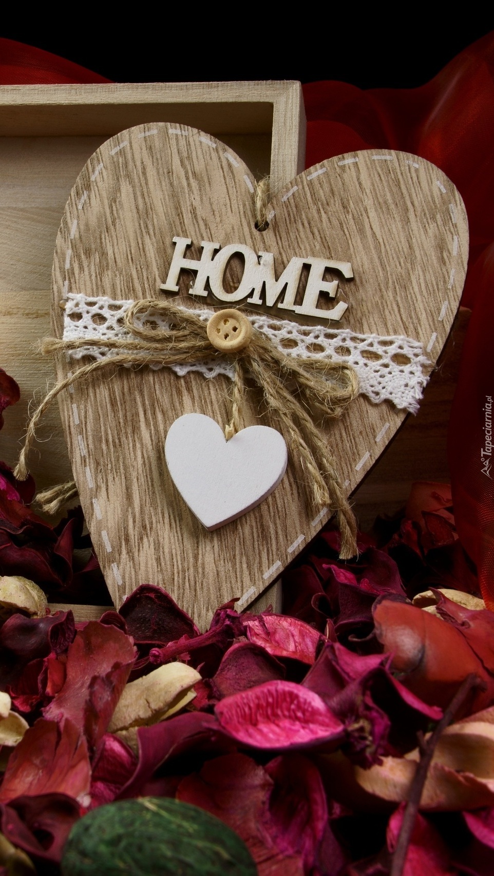 Drewniane serce z napisem Home i płatki róż