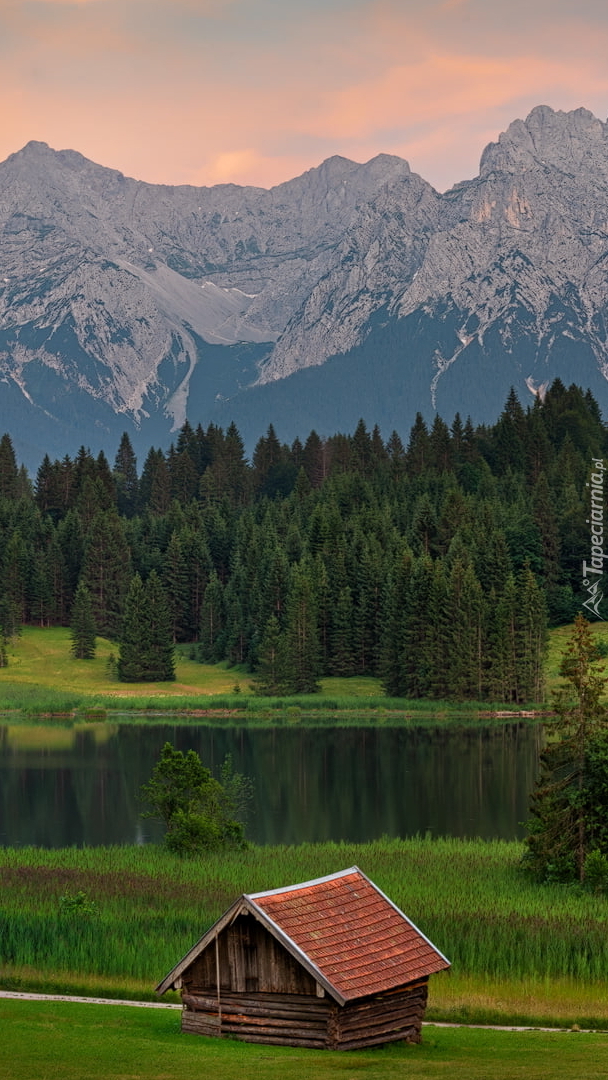 Drewniany dom nad jeziorem Geroldsee