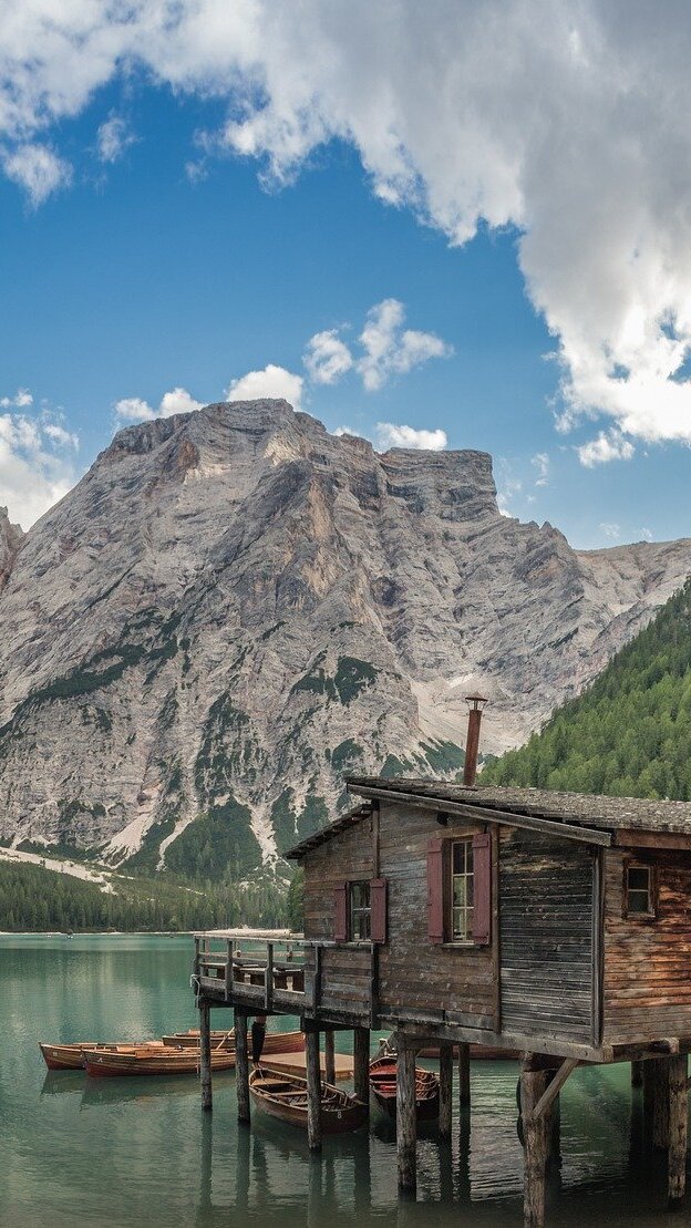 Drewniany domek na pomoście nad jeziorem Pragser Wildsee