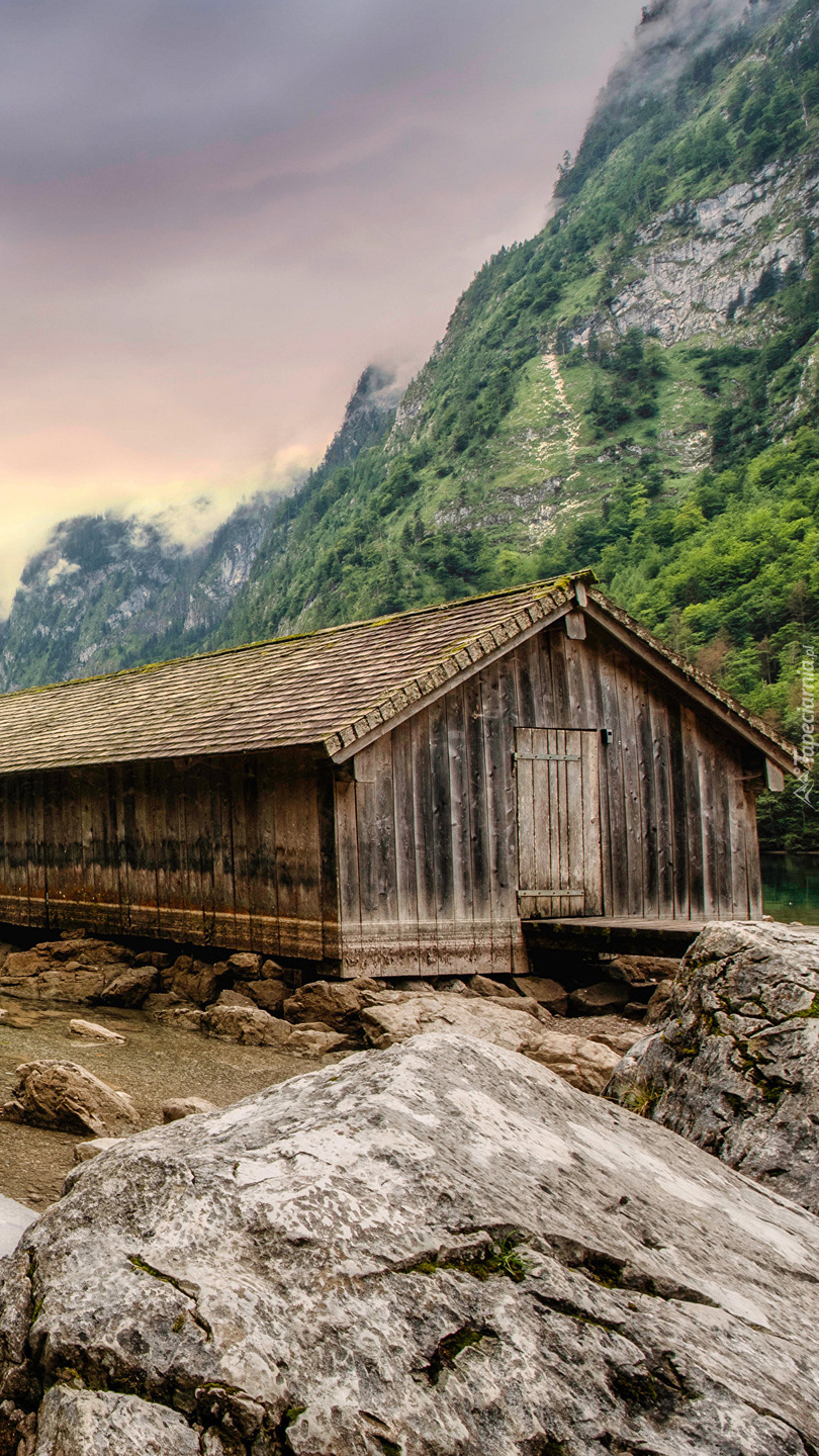 Drewniany domek na tle Alp