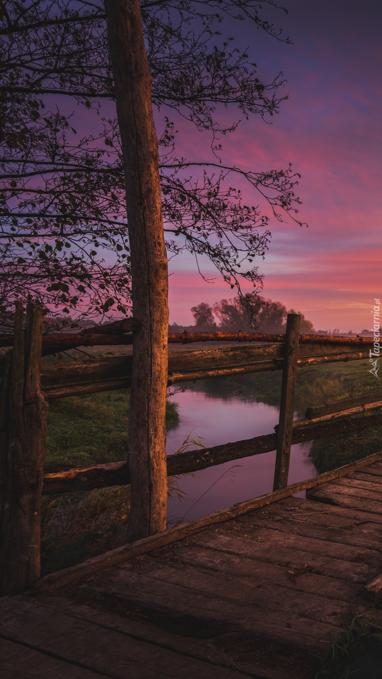 Drewniany most nad rzeką