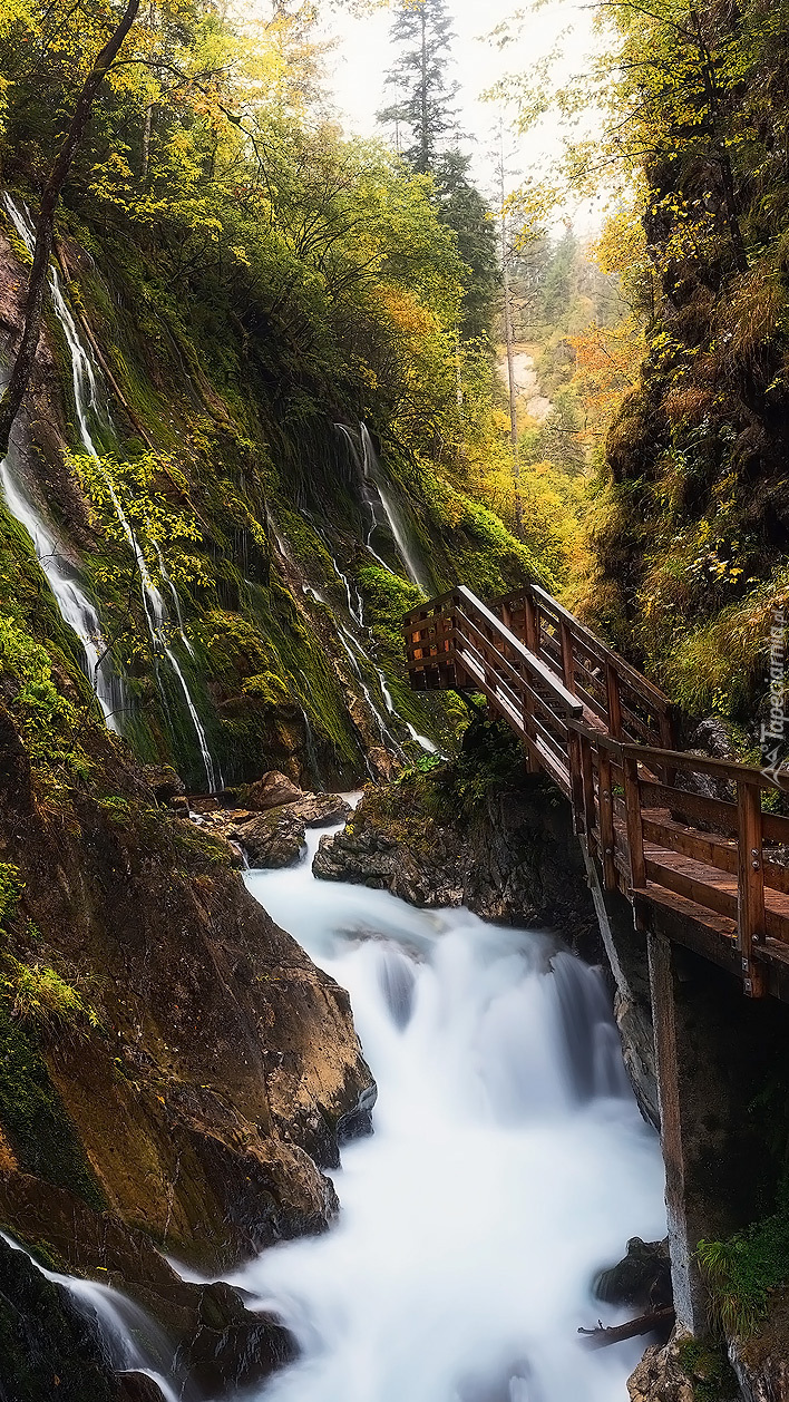 Drewniany most w wąwozie Wimbachklamm