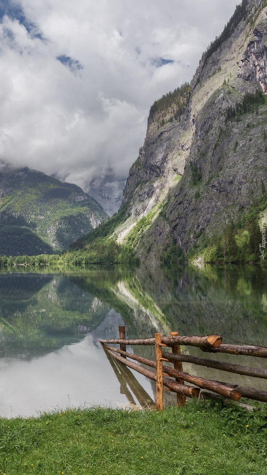 Drewniany płot na jeziorze Obersee u podnóża Alp