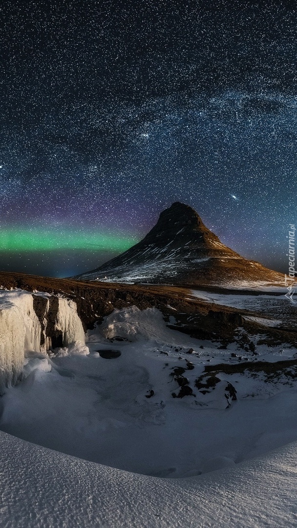 Droga Mleczna nad szczytem Kirkjufell w Islandii