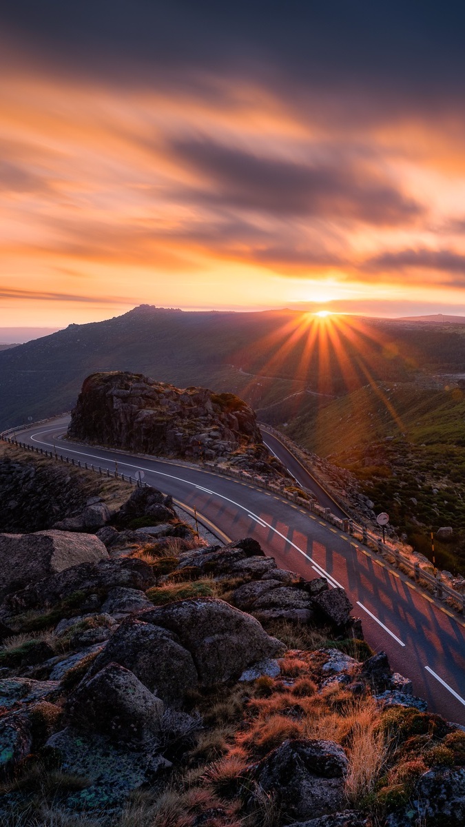 Droga w górach Serra da Estrela w blasku słońca