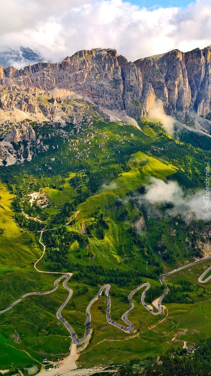 Drogi w dolinie prowadzące w góry