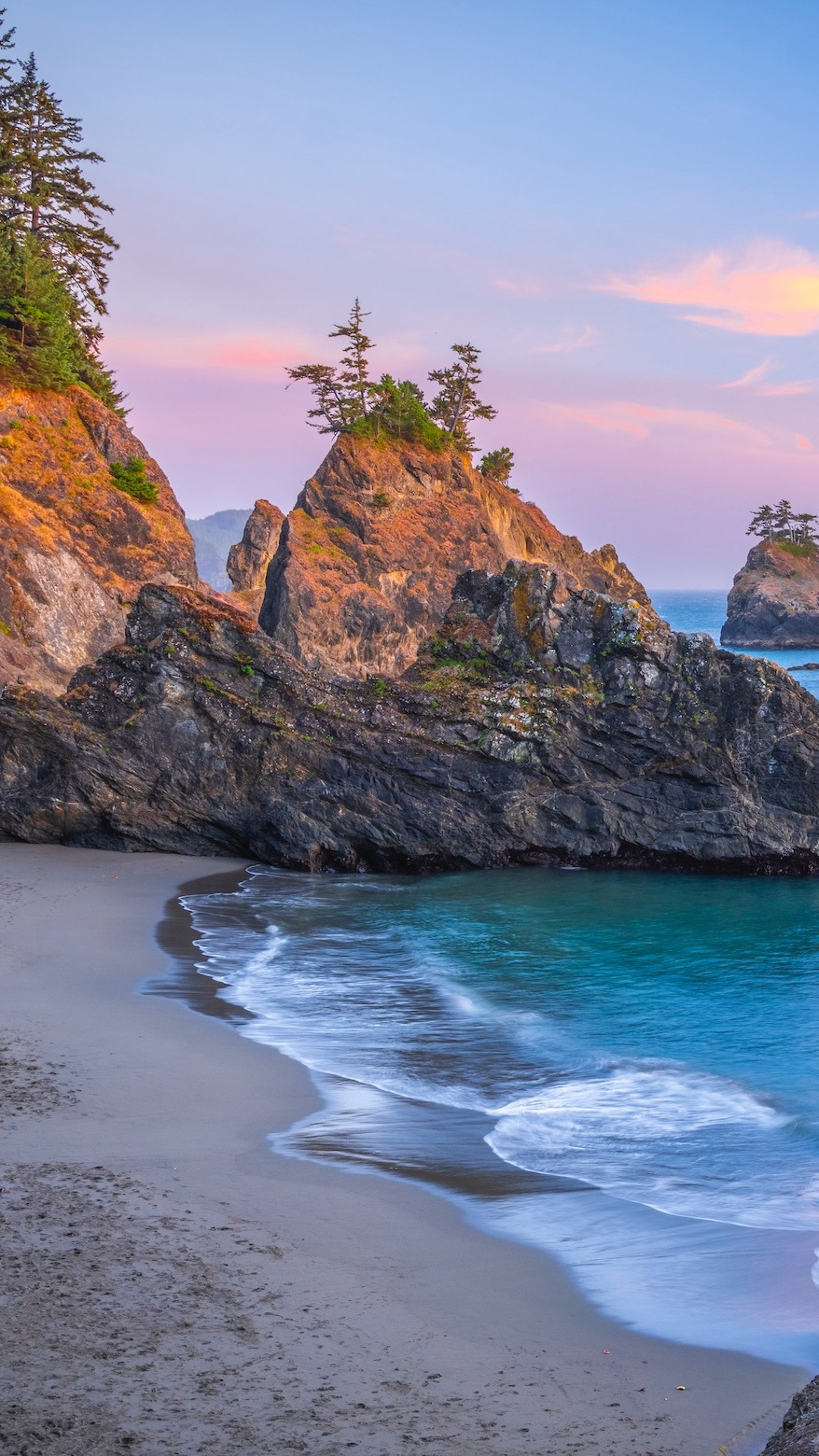 Drzewa na skałach i plaża Secret Beach w Oregonie