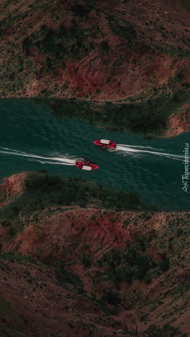 Dwie czerwone łódki na rzece