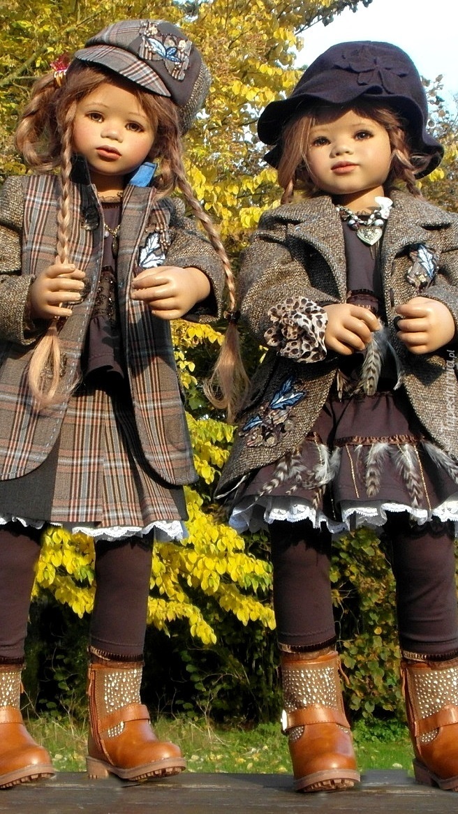 Dwie lalki w ubrankach
