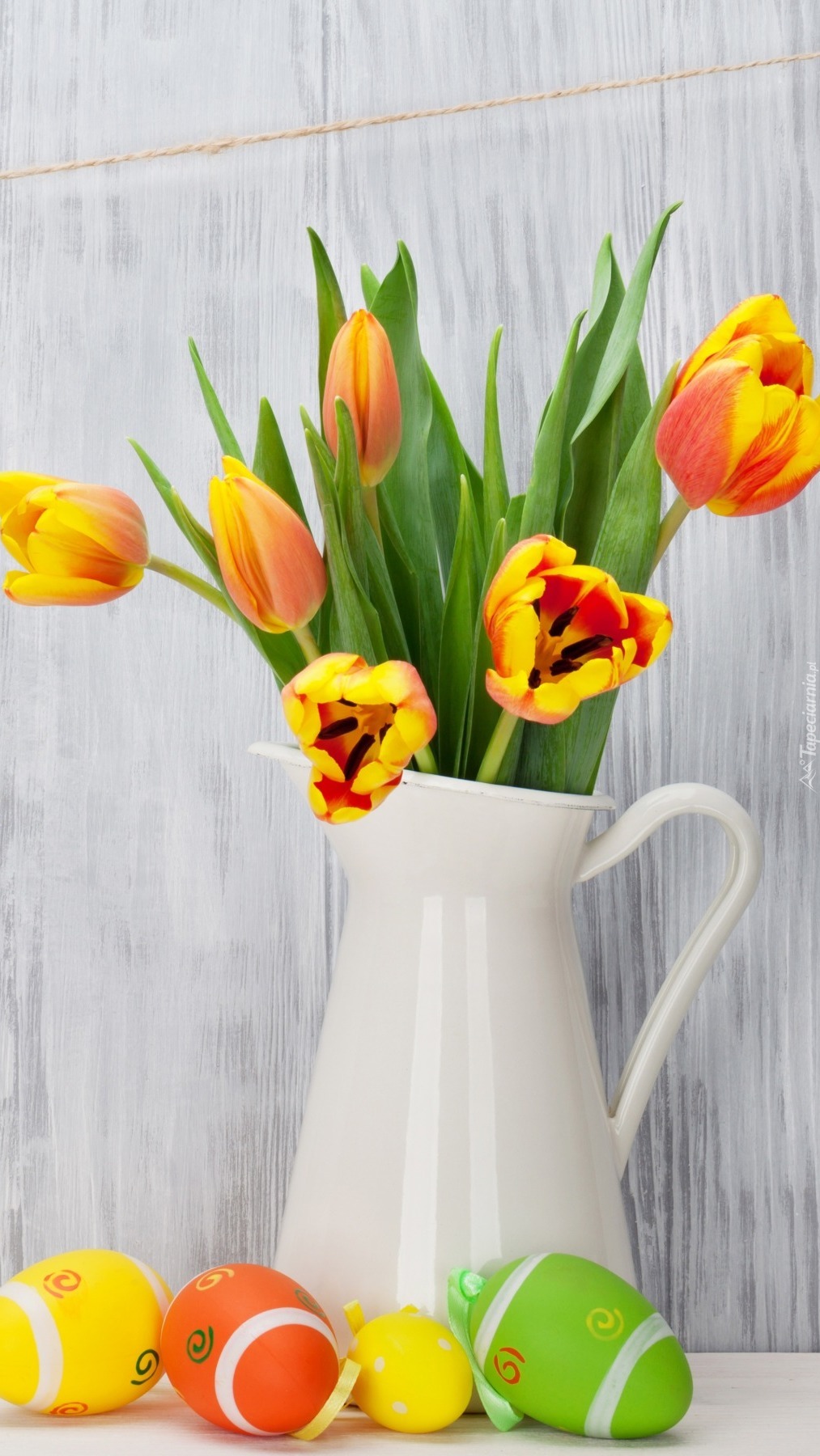 Dzbanek z tulipanami i pisanki wielkanocne